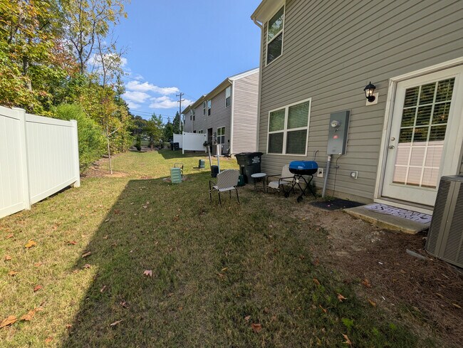 Building Photo - Room in Apartment on North Mills Rd