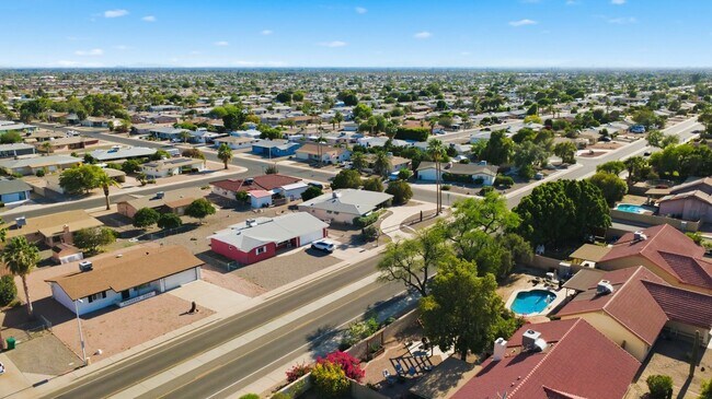 Building Photo - Spacious 3 Bed in Dreamland Villa | Corner Lot + Circular Drive