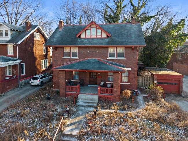 Building Photo - 6+BR House on E. Lane – Central Campus – Newly Renovated + Free Parking – Flexible Move-In