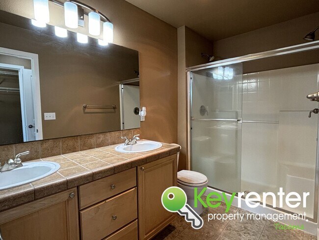 Building Photo - Dream Townhome in Tacoma, WA!