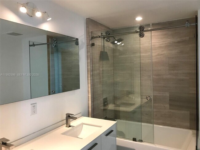 Building Photo - 1300 Brickell Bay Dr