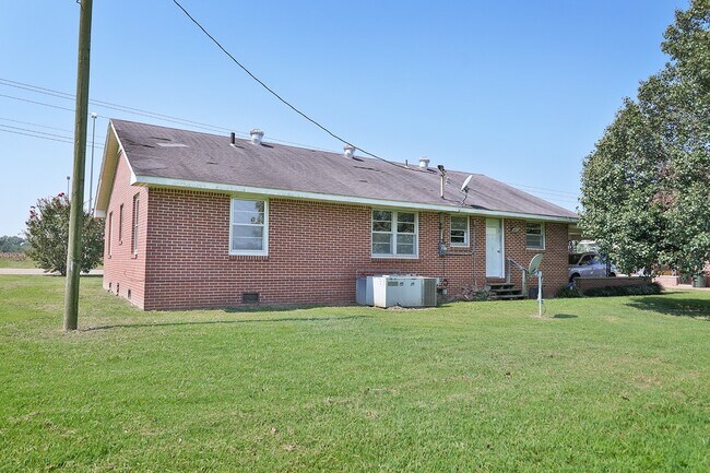 Building Photo - Charming Brick Home with Carport!