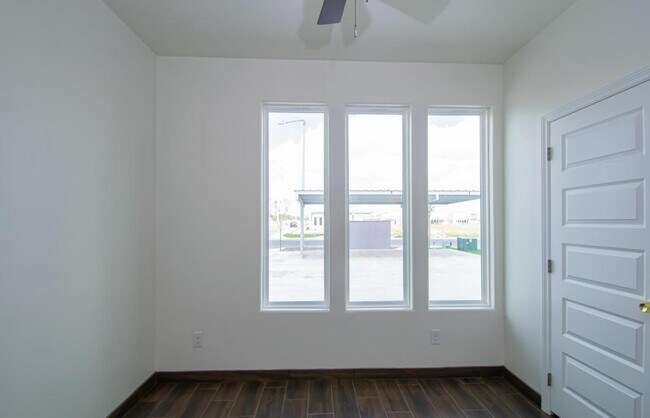 Building Photo - 3012 West Dr