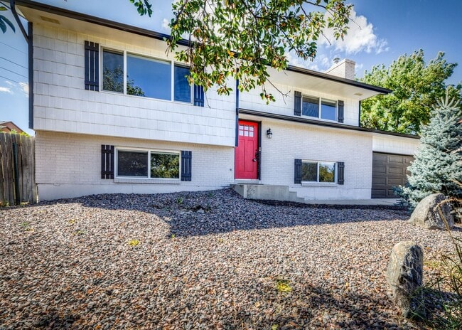Building Photo - Charming 3 Bed Home Centrally located, Lar...