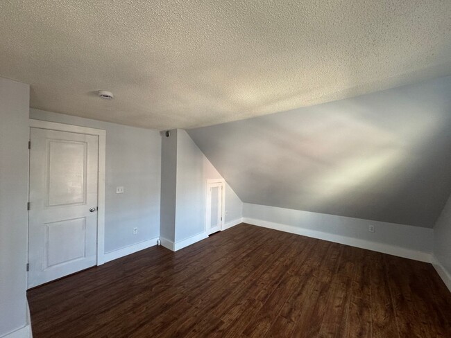 Building Photo - Recently Updated 3rd floor 1 Bedroom apart...