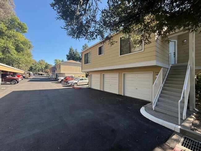 Building Photo - Renovated 2-Bedroom Condo in Martinez