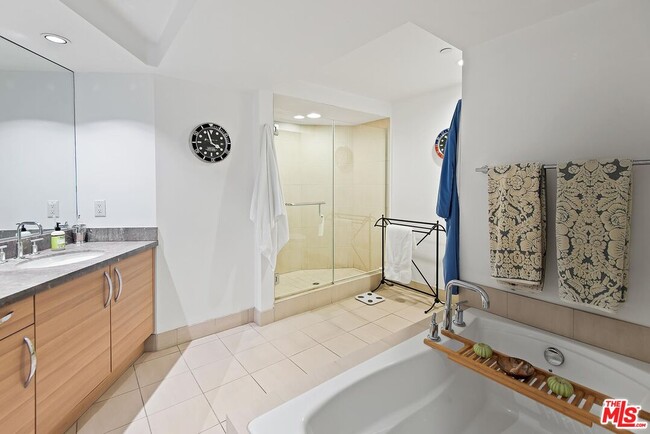 Building Photo - 13650 Marina Pointe Dr