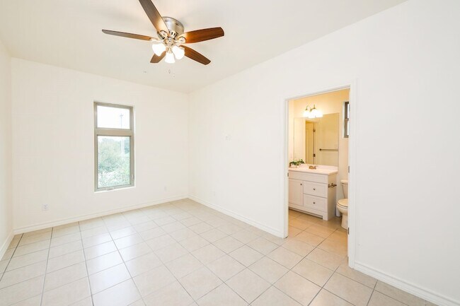 Building Photo - 1511 Don Camilo Blvd