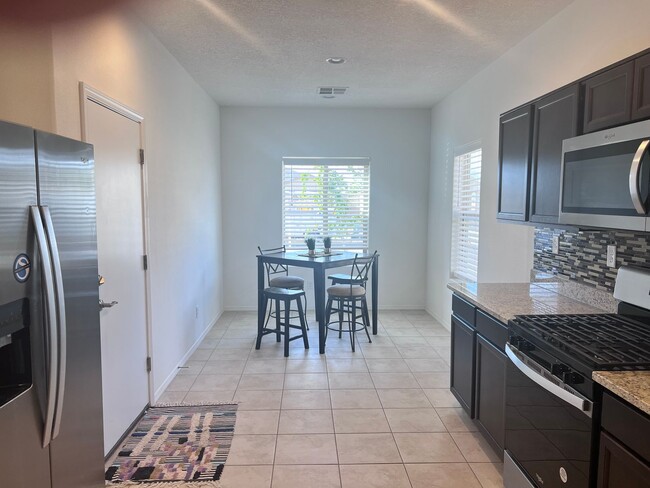 Building Photo - Newer 4 Br, 2 Ba, with the major appliance...
