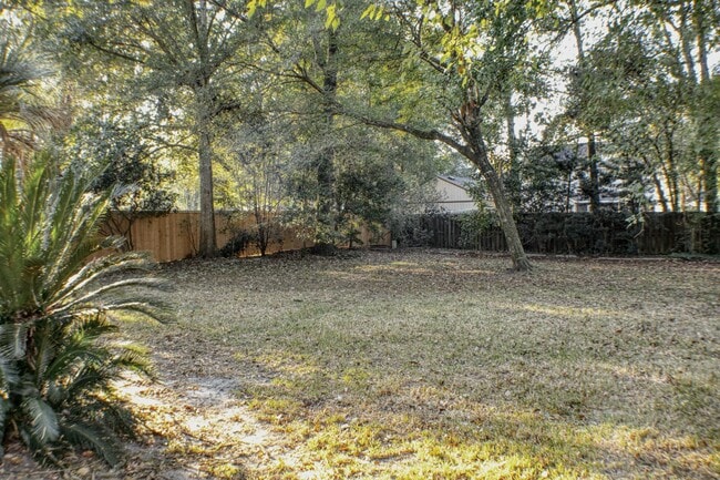 Building Photo - 207 Essex Dr