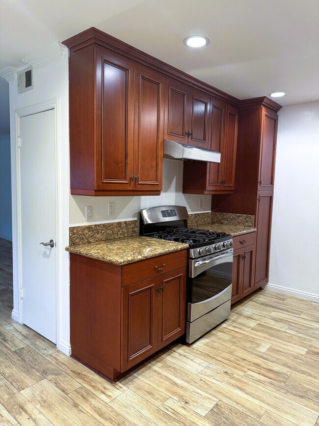 Kitchen Stove - 817 18th St