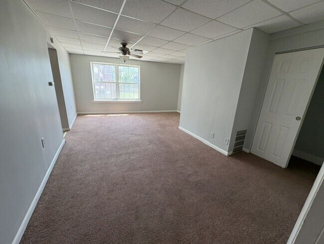 Building Photo - North of Downtown Akron: Updated 1BR with Tall Ceilings & Natural Light