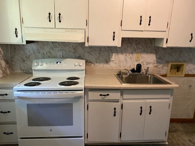 Building Photo - Newly renovated 2 bedroom, 1 bath duplex i...
