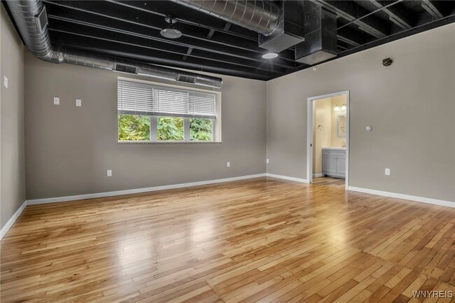 Building Photo - 126 E Niagara St