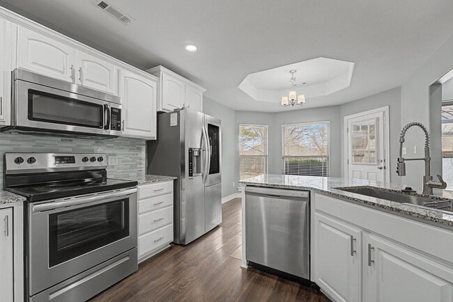 Building Photo - $200 MOVE IN SPECIAL |4-Bed Oasis with Granite Touches & Cozy Fireplace at 1501 South Brecke