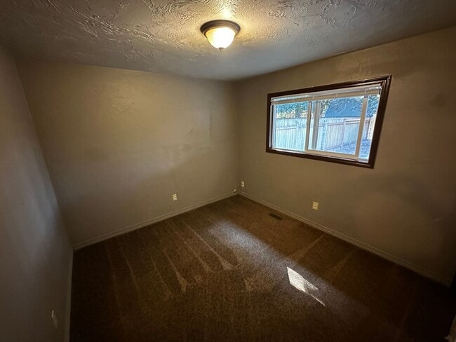 Building Photo - Three Bedroom Home in Keizer