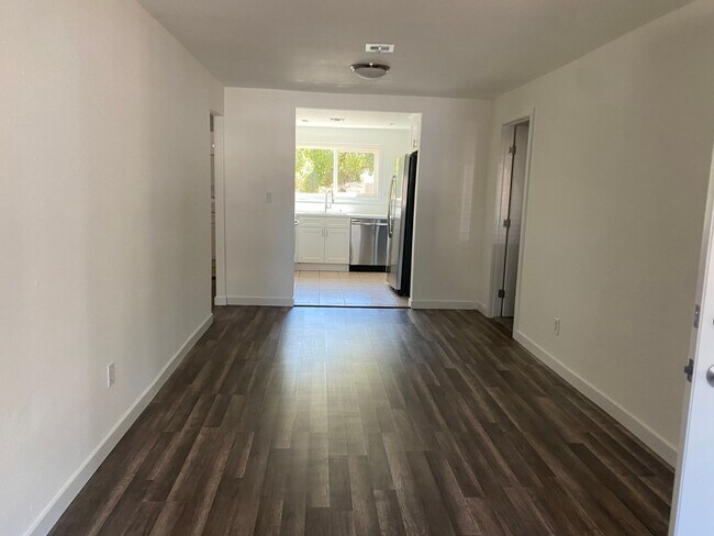 Building Photo - Louise