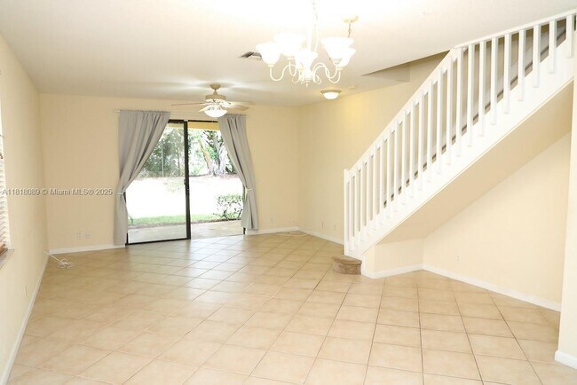 Building Photo - 3899 Tree Top Dr