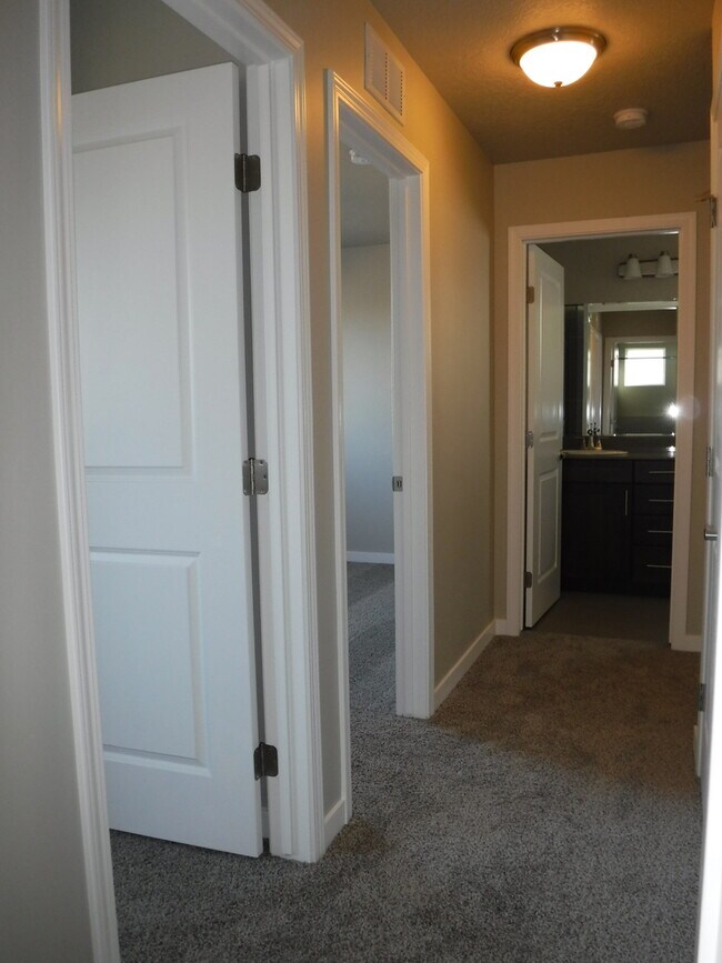 Building Photo - Beautiful and spacious 4 bed 2.5 bath home in Sovi Sub just off Eagle and Victory