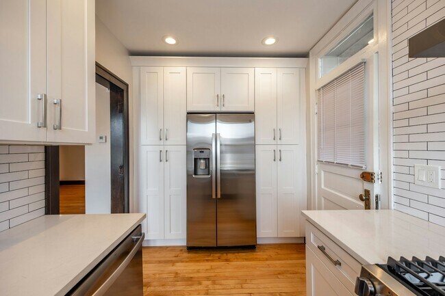 Building Photo - 6409 N Talman Ave