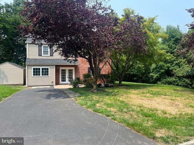 Building Photo - 102 Hillside Cir