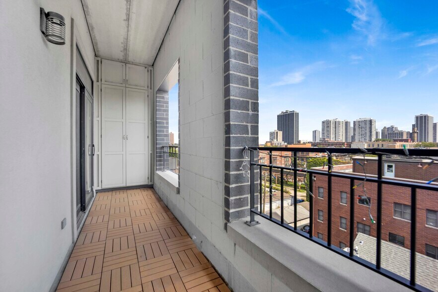 Building Photo - 340 W Evergreen Ave