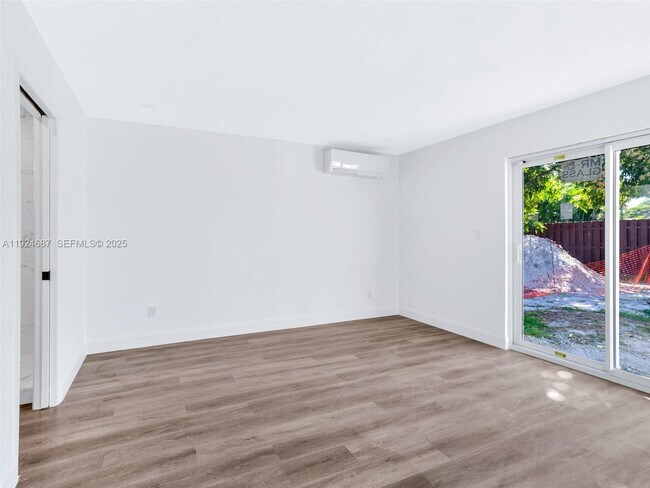 Building Photo - 1520 NE 14th Terrace