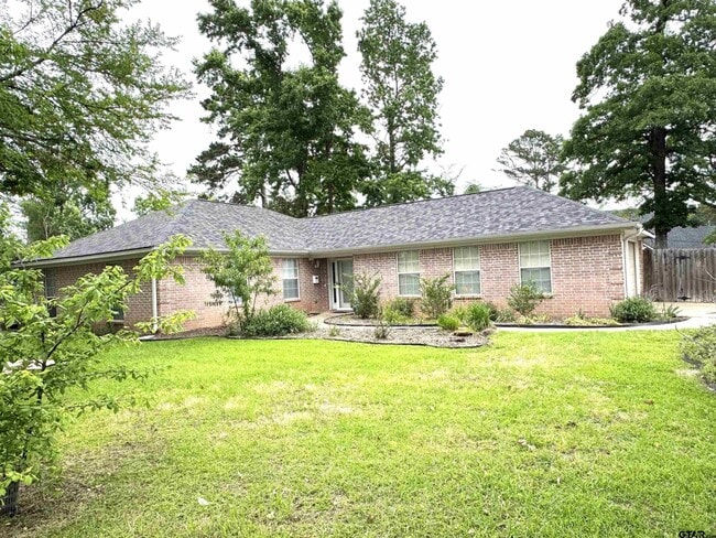 Building Photo - 10323 W Lakeshore Dr