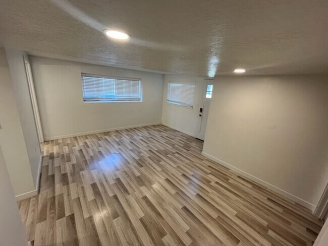 Building Photo - 2642-2642 S 800 E