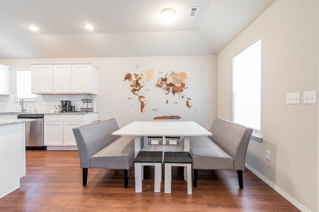 Building Photo - Well-Kept 4-bedroom 2 bath Home in Lowell! GREAT Location!