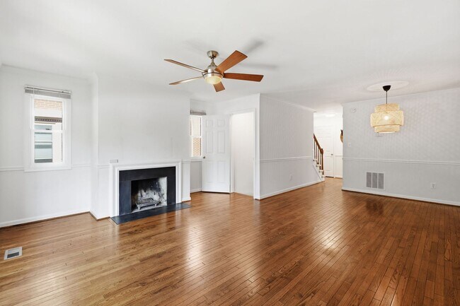 Building Photo - Lovely end-unit, steps from Braddock Rd Metro.