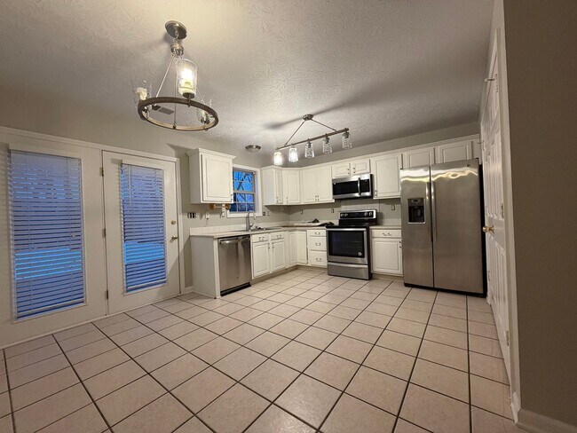 Building Photo - 3 Bedroom Available Now!