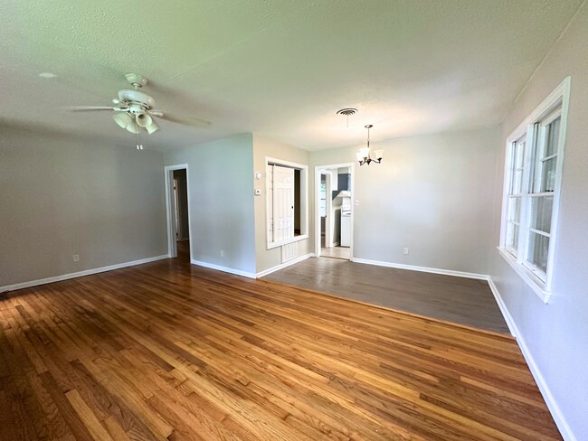 Building Photo - 916 Delmar Dr