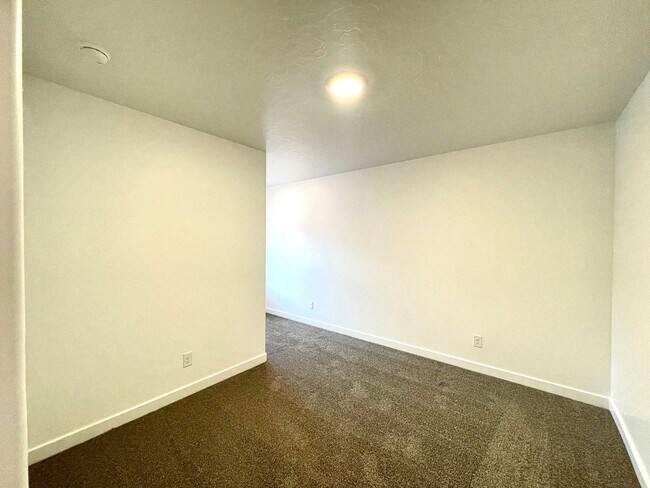 Building Photo - Modern 3-Bedroom Townhome in Provo