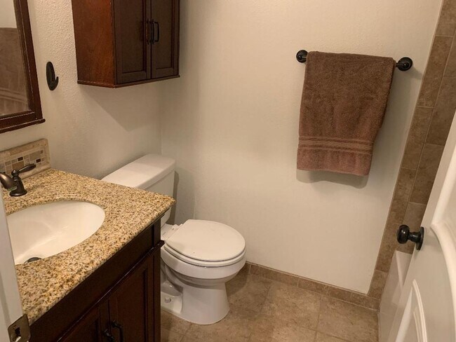 Building Photo - Wonderful East Ventura 4 Bedroom 2.5 Bath Home
