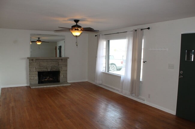 Building Photo - 4 Bedroom Ranch Home in Avon!