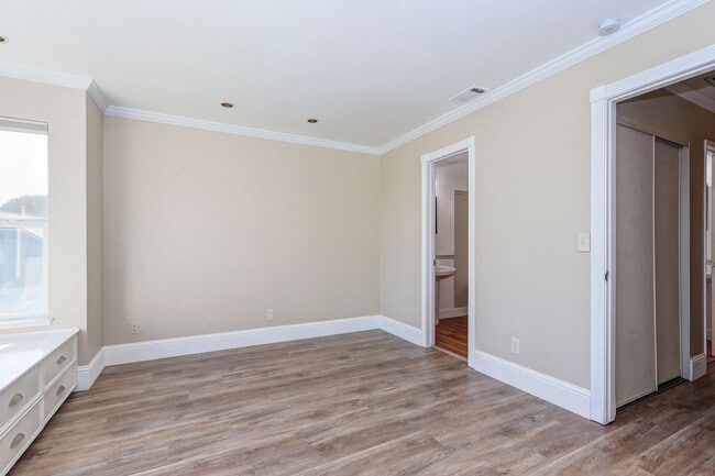 Building Photo - 2 Bed / 1 Bath townhome in sunny Potrero H...