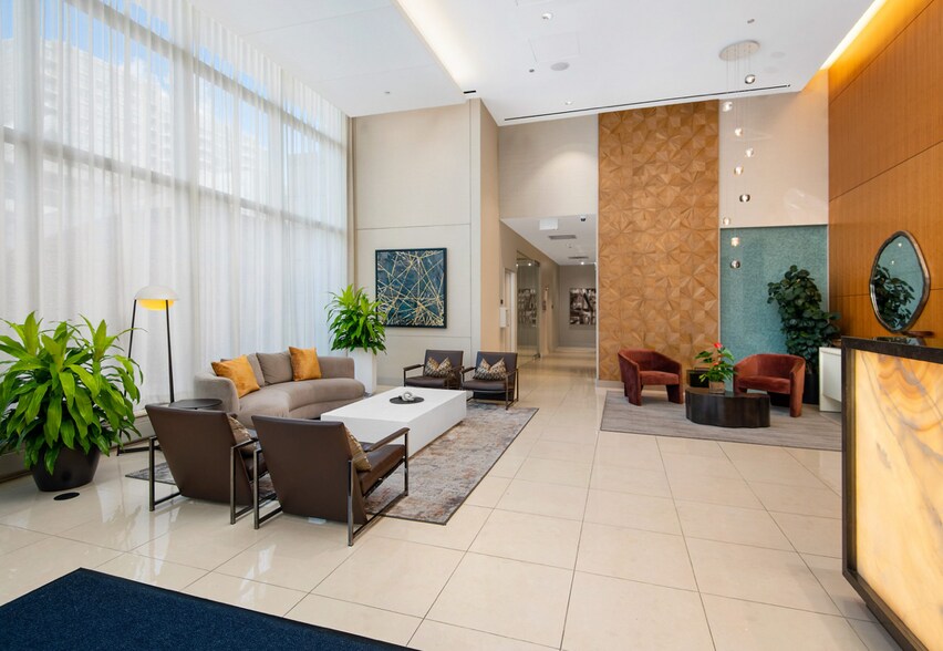 Building Photo - 1212 N La Salle Dr