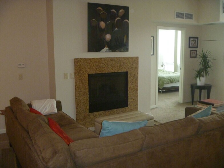 living rm - 1620 NE Broadway St