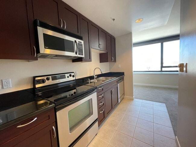 Building Photo - Wonderful Jr 1 bedroom 1 bath at The Beaco...