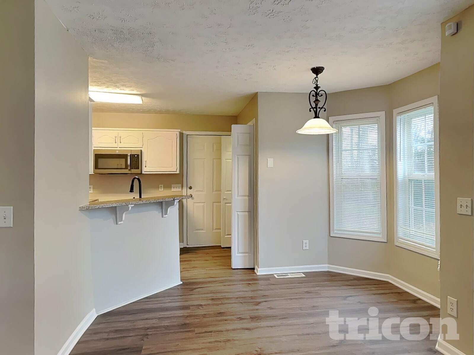 Building Photo - 401 Breeze Way