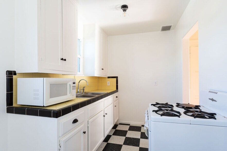 Vintage-inspired kitchen - 4117 Edenhurst Ave