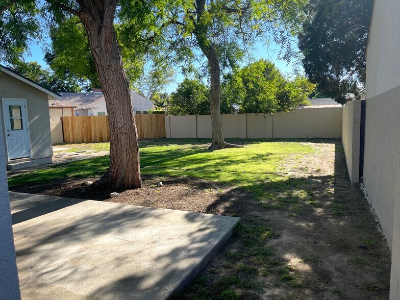 Large shaded enclosed backyard - 5457 Beck Ave