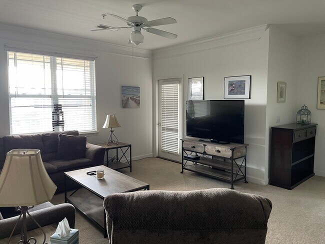 Building Photo - 395 S Crow Creek Dr