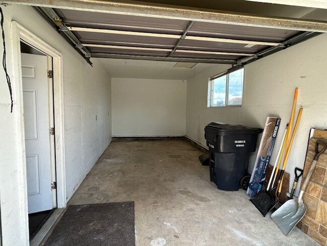 Building Photo - Molalla Country Home