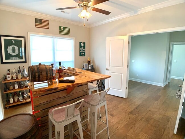 Building Photo - 585 Dexter Dr