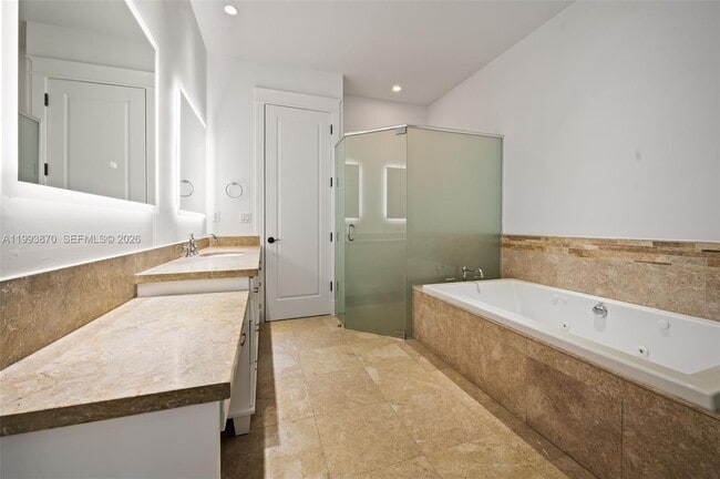 Building Photo - 530 Valencia Ave