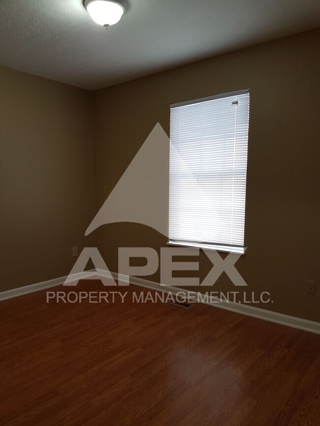 Building Photo - MOVE-IN SPECIAL, $1 RENT!! - Nice 2 Bd | 1.5 Ba Townhouse in West Knox Condo Community!