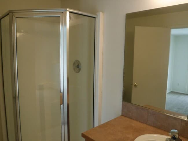 Building Photo - Single Level 2 Bed/2 Bath Unit with Garage...