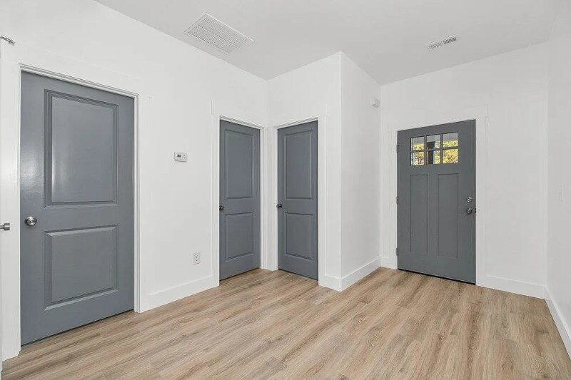 Building Photo - 206 Essex Dr